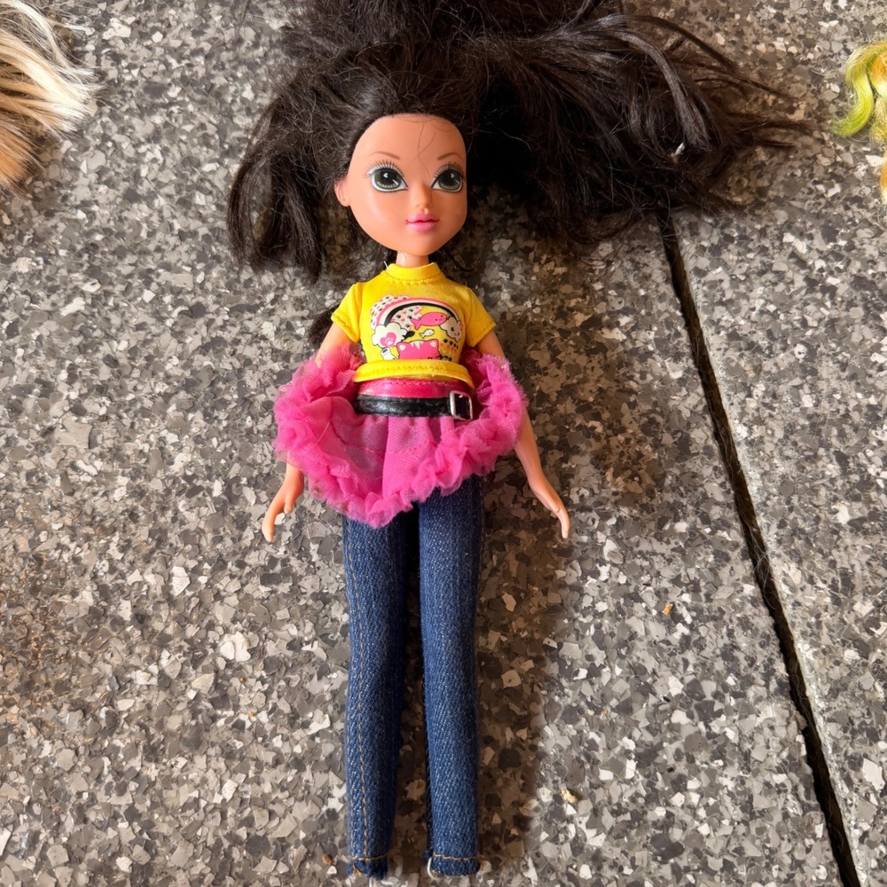 MGA Moxie Girlz Lexa Doll Brunette Green Eyes Yellow Graphic Tee Denim Pink Tutu